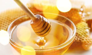 10 Amazing Uses & Benefits Of Honey